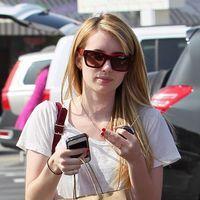 Emma Roberts shops at the Brentwood Country Mart | Picture 107302